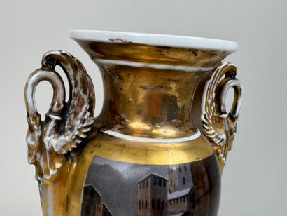 PARIS, XIXe.
Vase en porcelaine polychrome...
