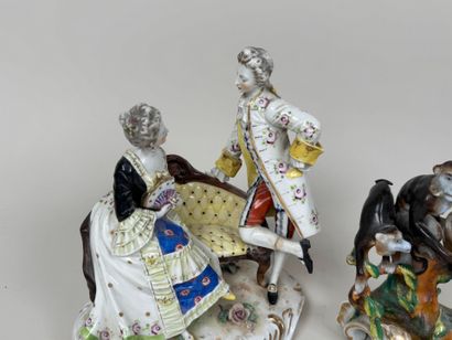 Lot comprenant :
- un groupe en porcelaine...
