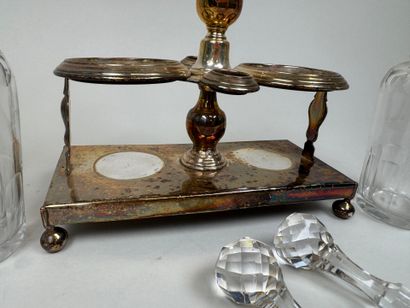 Huilier-vinaigrier en métal argenté, les...