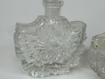 Cristal de BOHEME.
Nécessaire pour toilette...