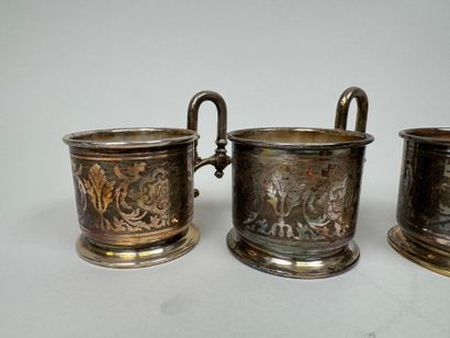 Six tasses ou supports de verre en métal...