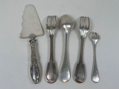 5 couverts dépareillés en métal argenté dont...