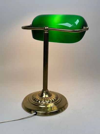Lampe de bureau en métal doré, l'abat-jour...