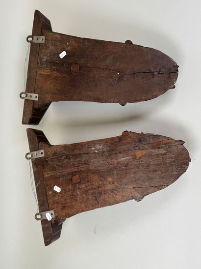 École, XIXe.
Paire de sellettes en bois sculpté...