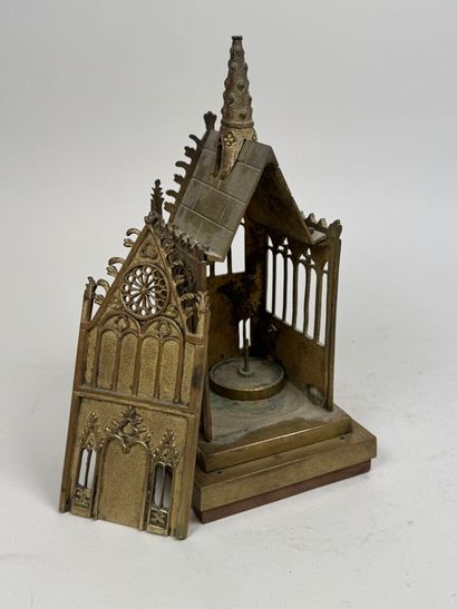 Petite châsse reliquaire en bronze doré,...