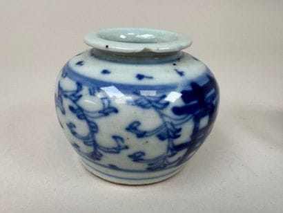ASIE, XXe.
Lot en porcelaine polychrome comprenant...