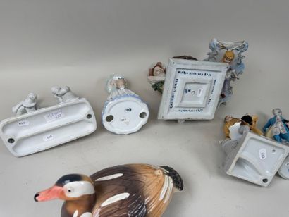Collection de 9 sujets en céramique, porcelaine...