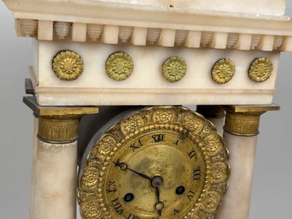 Pendule portique en albâtre et bronze doré...