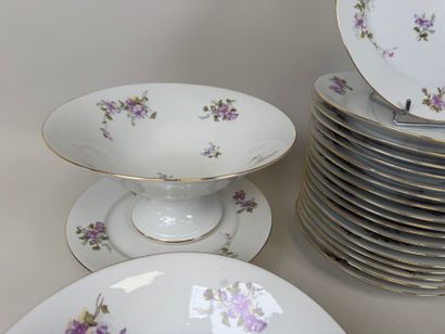 Partie de service de table en porcelaine...