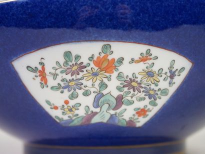 CHINE, XXe. 
Saladier en porcelaine bleue...