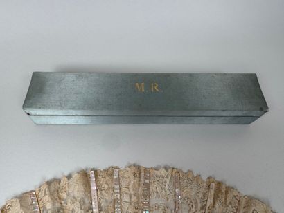 Éventail en nacre et dentelle à décor d'une...