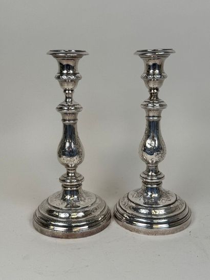 Paire de bougeoirs en bronze argenté et ciselé...