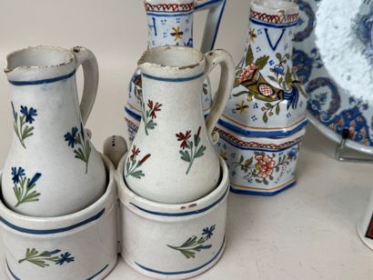 Lot en porcelaine et faïence polychrome comprenant...