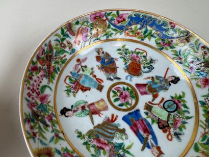 CHINE.
Petite coupelle creuse en porcelaine...