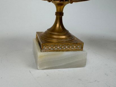 Paire de cassolettes en bronze doré et ciselé...