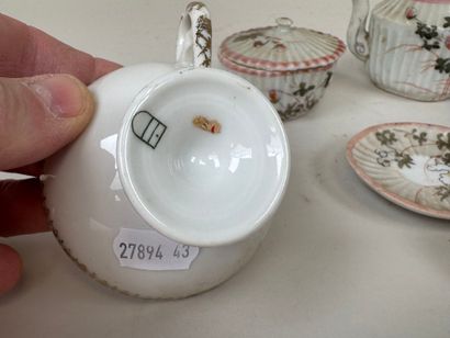Lot comprenant :
- 6 pièces de dinette de...