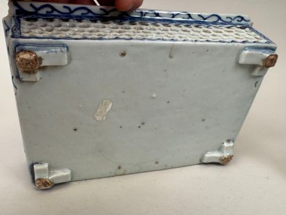 Lot en porcelaine comprenant :
- ASIE, XXe.
Jardinière...