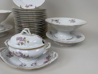 Partie de service de table en porcelaine...
