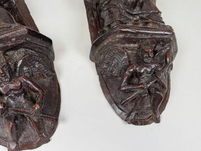 École, XIXe.
Paire de sellettes en bois sculpté...