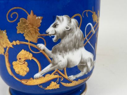 Cache-pot en porcelaine polychrome et or...