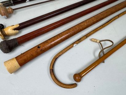 Collection de 6 cannes ou cravaches en bois,...