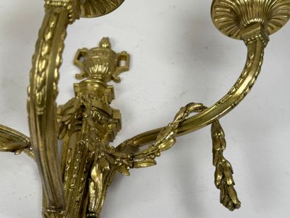 Applique en bronze doré à décor feuillagé...