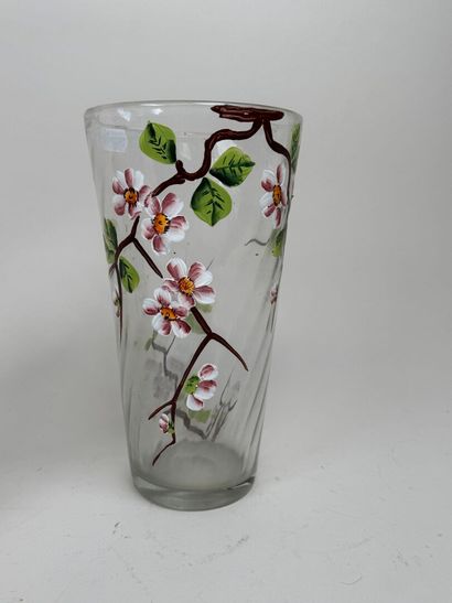 Deux sujets en porcelaine polychrome et or...