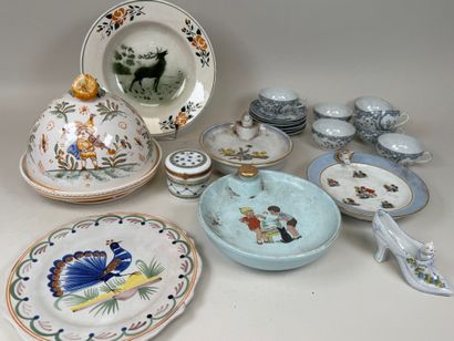 Lot en faïence et porcelaine polychrome comprenant...