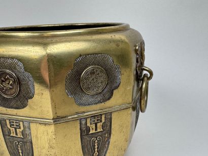 CHINE, XXe.
Cache-pot en bronze doré à décor...