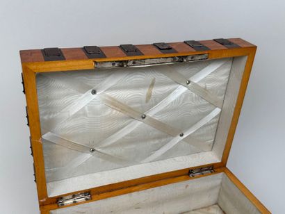 Coffret rectangulaire en bois de diverses...
