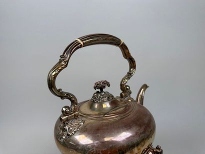 Samovar en métal argenté à décor de feuillages...