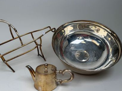 Lot en métal argenté :
- une cloche de service,...