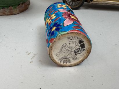 Lot comprenant :
- LONGWY.
Petit vase en...