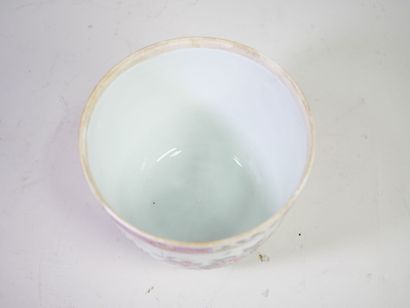CHINE, XXe. 
Pot couvert en porcelaine polychrome...