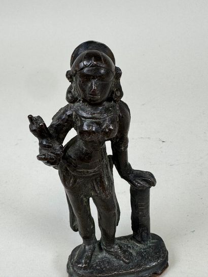 ASIE, XXe.
Femme debout.
Sujet en bronze...