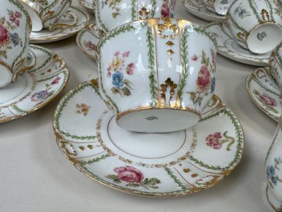 GOA.
Partie de service à café et thé en porcelaine...