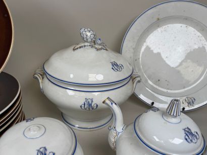 Lot comprenant :
- Série de 10 assiettes...