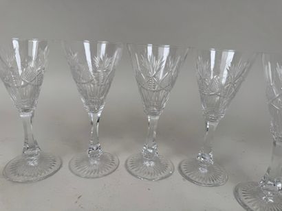 SAINT LOUIS.
Série de 8 verres sur pied en...