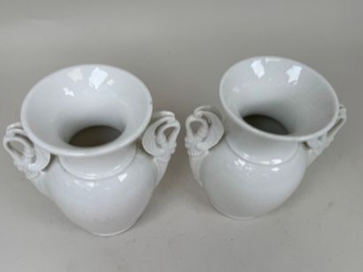 Paire de petits vases balustres en porcelaine...