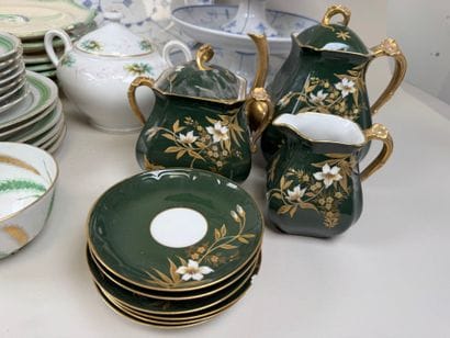 Important lot en porcelaine et faïence comprenant...
