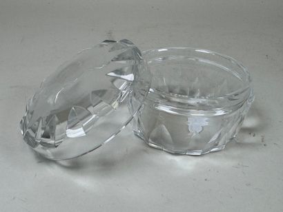 BACCARAT.
Bonbonnière ou sucrier couvert...
