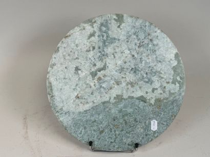 ASIE, XXe.
Plaque circulaire en pierre dure...