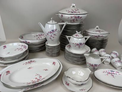 Partie de service de table en porcelaine...