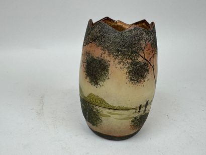 Vase en verre émaillé à décor de paysage...