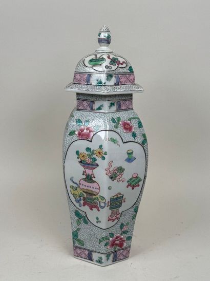 CHINE, XXe.
Pot couvert de forme hexagonale...