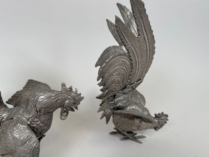 Paire de sujets en métal ciselé à décor de...
