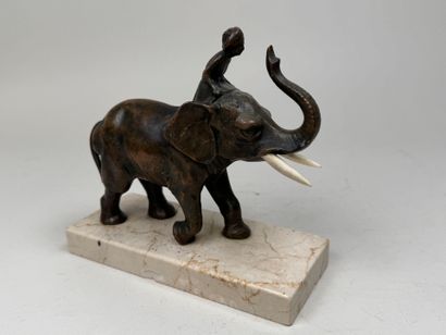 École, XXe.
Éléphant.
Sujet en régule patiné...