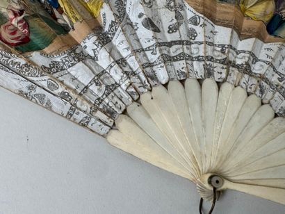 Éventail plié à monture en os, la feuille...