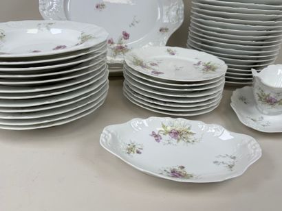 Partie de service de table en porcelaine...