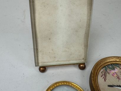 Cadre porte-photo en laiton ciselé et verre...